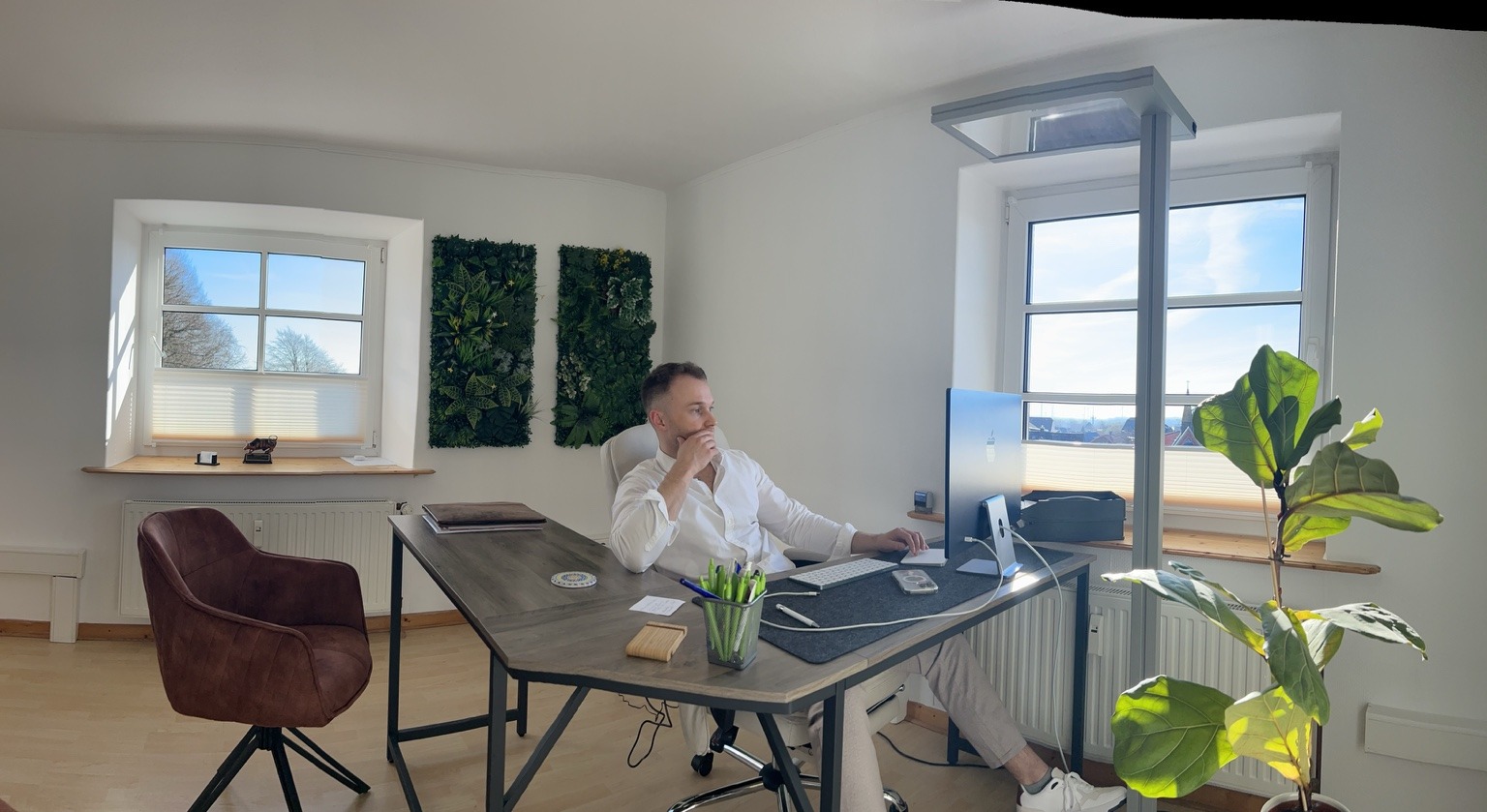 Silas Pufahl an seinem Schreibtisch im Büro in Hohenwestedt